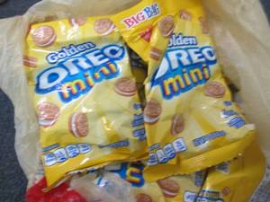 lot 245 image: 12- 3.0 oz Oreos Golden Minis...