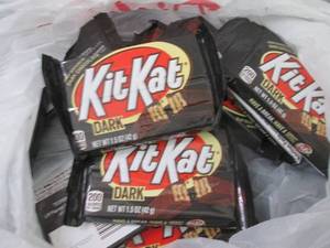 lot 279 image: 12- 1.5 oz KitKat Dark...