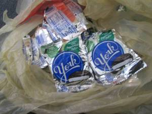 lot 287 image: 12- 1.4 oz York Peppermint Patties...