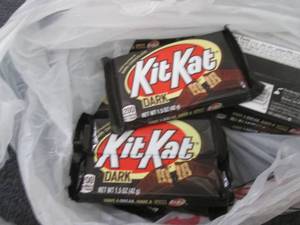 lot 295 image: 12- 1.5 oz KitKat Dark...