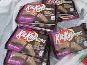 lot 297 image: 12- 1.5 oz KitKat Duos...