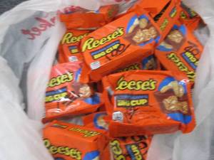 lot 298 image: 12- 1.3 oz Reeses Big Cup...