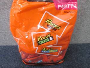 lot 339 image: 32.06 oz Assorted Reeses Snack Siz...
