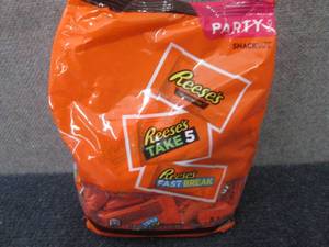 lot 341 image: 32.06 oz Assorted Reeses Snack Siz...