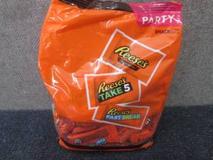 lot 342 image: 32.06 oz Assorted Reeses Snack Siz...