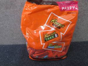 lot 343 image: 32.06 oz Assorted Reeses Snack Siz...
