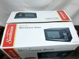 lot 25 image: Sunbeam Microwave .7 cu. ft.