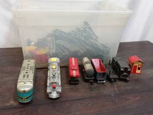 lot 32 image: Marx Train Set