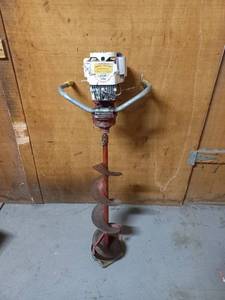 lot 64 image: Ardis Quick Digger Ice Auger
