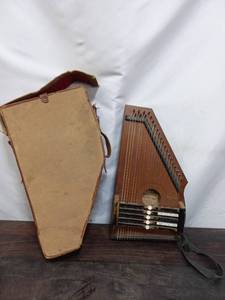 lot 75 image: Zimmermann Autoharp