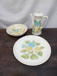 lot 79 image: Morning Glory Serving ware By Tru Stone