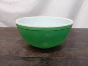 lot 91 image: Green Pyrex Bowl
