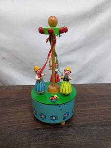 lot 116 image: Vintage Steinbach Wooden Music Box