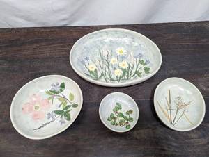 lot 226 image: Set Of Decorative Wall-Hanging Dishes