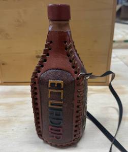 lot 46 image: Awesome Travel Treasures - Hawaii, Ecuador and more
