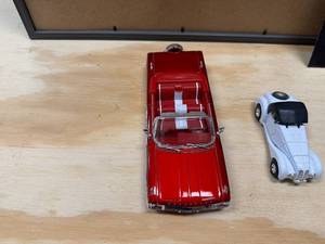 lot 61 image: Three Collector Cars - Danbury Mint 007 Aston Martin, Chey Impala Convertible and more