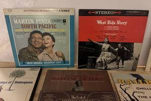 lot 122 image: Collection of Classic Vinyl - Gone with the Wind, Fiddler on the Roof, Barbara Streisand and more