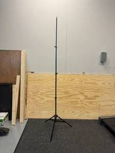 lot 180 image: Studio Pro Expandable Tripod