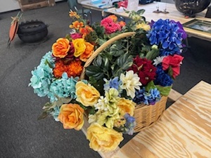 lot 173 image: Beautiful Bouquet of Artificial Flowers in a Wicker Basket