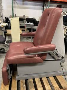 WOW MSRP $8000 Hill Laboratories HA90W&nbsp4-Motor Powered Lift, Back, Tilt and Foot Movements, Wound Care Bariatric Chair WFoot Controls 600lb Capacity-&nbspelevates patient 22 to 32 Great Working Condition Has Wear To Arms
