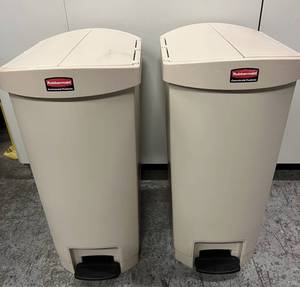 MSRP $600 Lot of 2 Rubbermaid Commercial Streamline Step-On Pedal Container Garbage Trash Bin - Great Working Condition&nbsp1st Pic Is Stock Pic