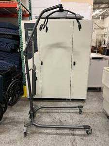 MSRP $800 APPEARS NEW Medline MDS88200HL 400 lbs Capacity 6-Point Cradle, No Sling, Manual Hydraulic Patient Lift&nbsp