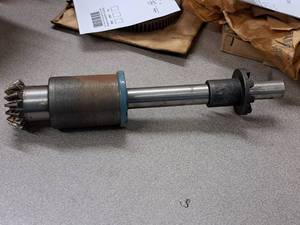lot 515 image: 1-34 Drive Gear Shaft