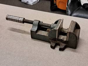 lot 507 image: 3 Grip Machinist Vise