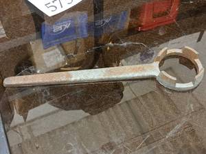 lot 573 image: 3 Machine Wrench