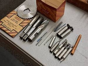lot 613 image: Lot of (1 Box) Assorted Machining Bits 19-piece - Reamers, Countersinks, Boring Bits, 3 Circular Saw Blade