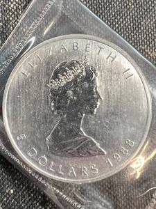 lot 70 image: 1 TROY OZ .9999 FINE SILVER 1988 CANADIAN MAPLE LEAF UNC