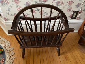lot 259 image: Vintage MCM Wooden Spindle Wagon Wheel Magazine Rack