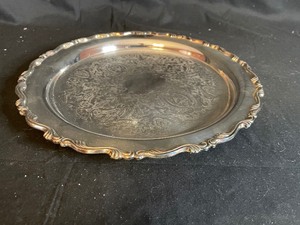 lot 230 image: Vintage Oneida Silver Plate Tray