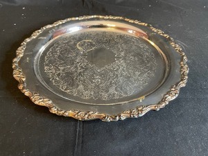 lot 231 image: Vintage Oneida Silver Plate Tray