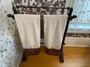 lot 249 image: Vintage Metal Towel Rack