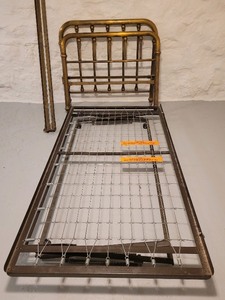 lot 321 image: Brass SingleTwin Bed Frame with Trundle Frame