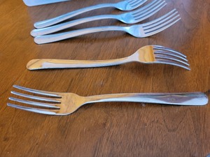 lot 333 image: 325 Flatware Forks