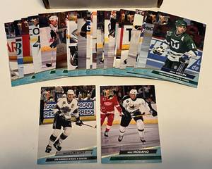 lot 101 image: 1992-93 Fleer Ultra Hockey Card Box, 300 Cards