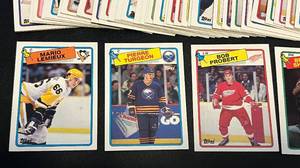 lot 102 image: 1988-89 Topps Hockey Complete Set with Brett Hull RC and Wayne Gretzky
