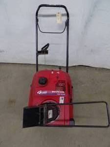 lot 4 image: Honda HS520 Sno Thrower