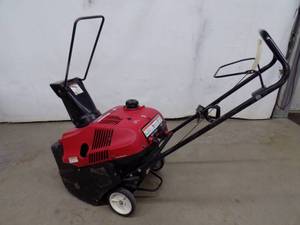 lot 5 image: Honda HS520 Sno Thrower