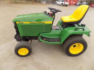 lot 1 image: John Deere 425 Lawn Tractor