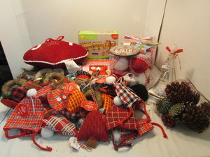 lot 31 image: Christmas Lot