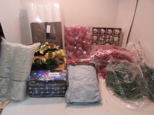 lot 40 image: Christmas Lot