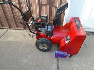 lot 102 image: Murray 524 snow blower. Good used condition. Tested & works. As shown. THIS ITEM HAS A RESERVE.