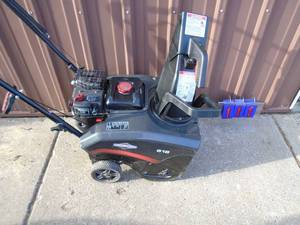 lot 111 image: Briggs & Stratton 4 cycle snow thrower. Good used condition. Tested & works. As shown. THIS ITEM HAS A RESERVE.