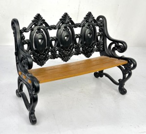 lot 493 image: Doll Bench