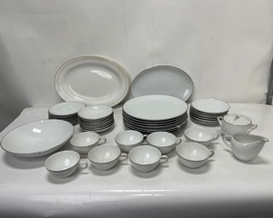 lot 370 image: Fine China Set