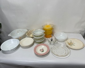 lot 397 image: Vintage Pyrex & Other Glassware