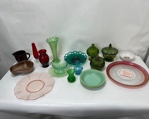 lot 379 image: Vintage Glassware